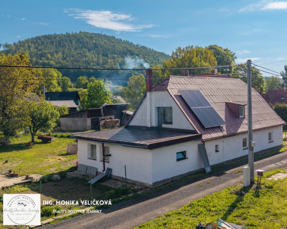 Rodinný dům k rekonstrukci s pozemkem 1 444 m² – Karlovice, Jeseníky